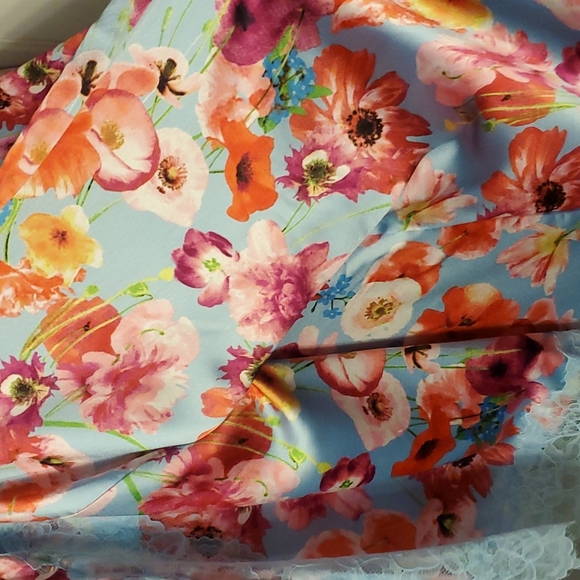 Vs robe NWOT - Picture 4 of 5